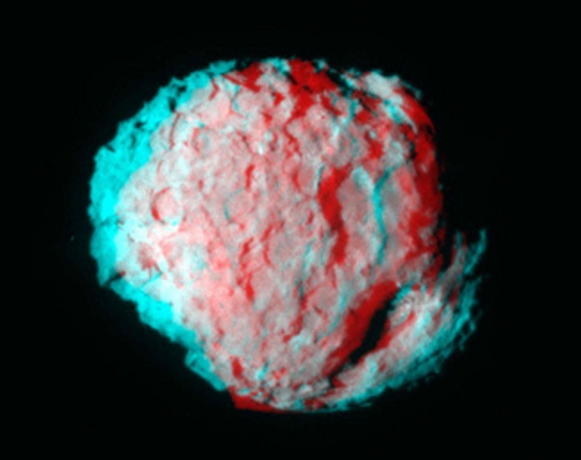 Utilisez des lunettes avec un filtre rouge à gauche et vert à droite pour voir en relief la surface chaotique du noyau de la comète 81P Wild