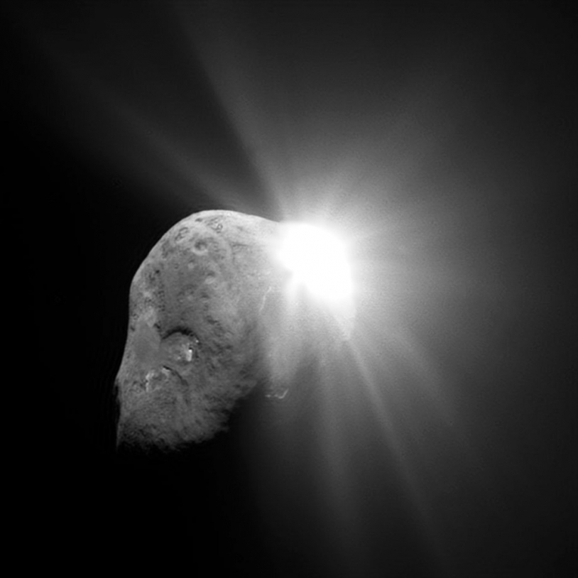 Le 4 juillet 2005, la sonde Deep Impact a largué un projectile sur le noyau de la comète 9P Tempel.