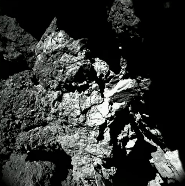 Image brute provenant de la caméra 4 de CIVA ; prise le 13 novembre 2014. Cette paroi semble constituée de matériaux très durs. Crédits : ESA/Rosetta/Philae/CIVA.