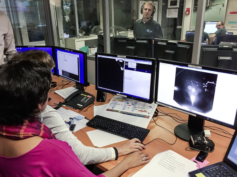 Dans les locaux du SONC (CNES, Toulouse), le mercredi 12 novembre 2014, pour l’atterrissage de Philae sur le noyau de la comète 67P. Crédits : CNES/G.Cannat &amp; ESA/Rosetta/Philae/CIVA/ROLIS.